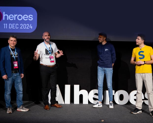 Speaker sul palco di AI Heroes davanti alla scritta AI Heroes