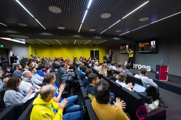 Sala piena durante un talk di AI Heroes