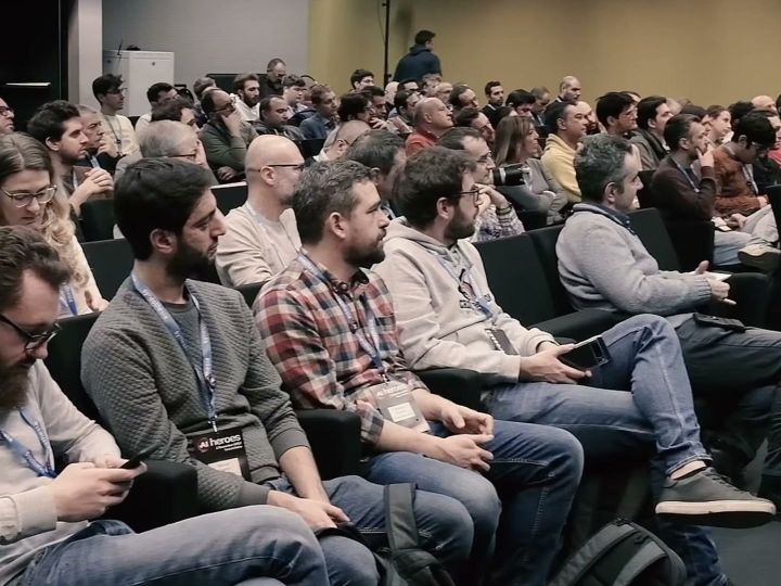 Pubblico di sviluppatori in sala durante una conferenza AI Heroes